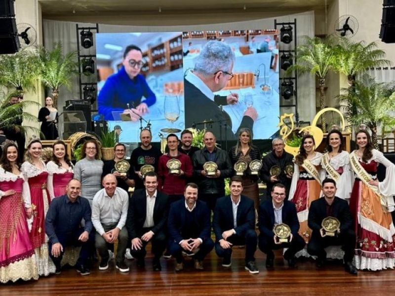 Foto Flores da Cunha celebra sua força vitivinícola em noite que premia os melhores vinhos do município