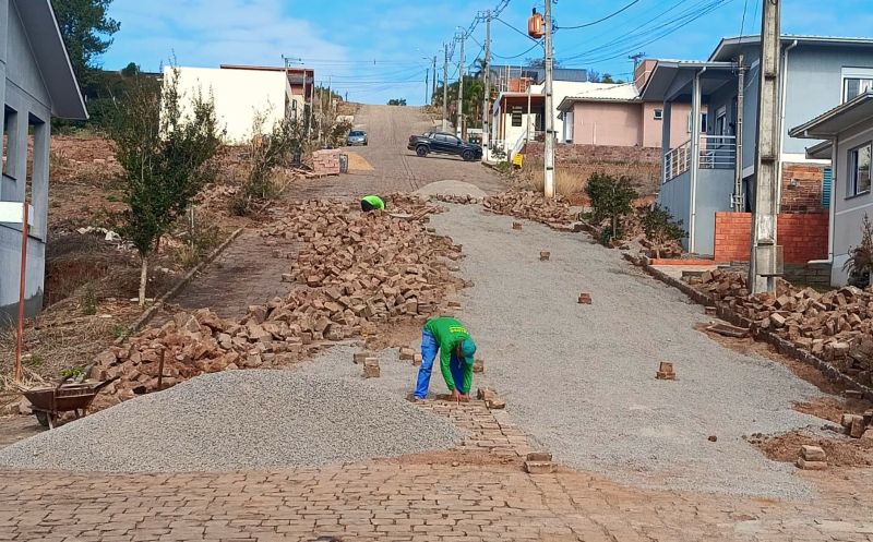 Foto de capa da notícia: MELHORIAS NA PAVIMENTAÇÃO DE RUAS DO LOTEAMENTO PECCIN
