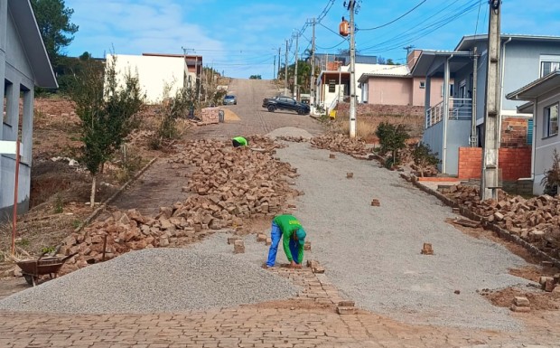 Foto de capa da notícia: MELHORIAS NA PAVIMENTAÇÃO DE RUAS DO LOTEAMENTO PECCIN