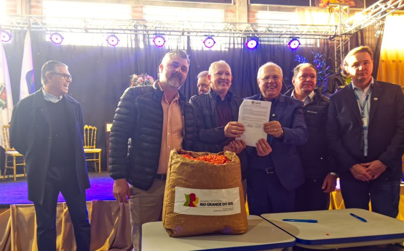 Foto de capa da notícia: MUNICÍPIO ASSINA CONTRATO DO PROGRAMA MILHO 100% COM O GOVERNO DO ESTADO
