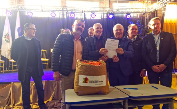 Foto de capa da notícia: MUNICÍPIO ASSINA CONTRATO DO PROGRAMA MILHO 100% COM O GOVERNO DO ESTADO
