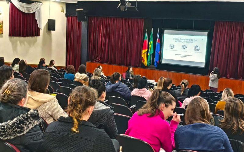 Foto de capa da notícia: PROFISSIONAIS DA REDE MUNICIPAL DE ENSINO PARTICIPAM DE FORMAÇÕES CONTINUADAS