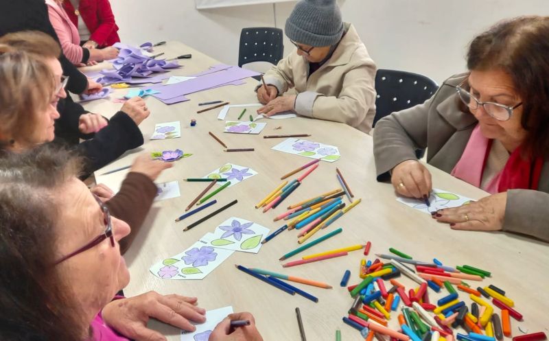 Foto de capa da notícia: GRUPO DE IDOSAS DO SCFV DECORA CRAS EM APOIO À CAMPANHA AGOSTO LILÁS