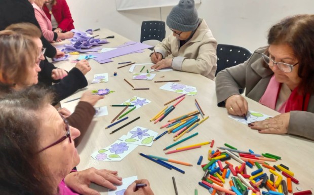 Foto de capa da notícia: GRUPO DE IDOSAS DO SCFV DECORA CRAS EM APOIO À CAMPANHA AGOSTO LILÁS