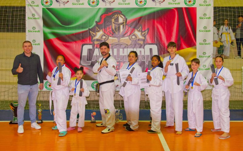 Foto de capa da notícia: CANABARRENSES PARTICIPAM DE EXAME DE TROCA DE FAIXAS DE TAEKWONDO, EM SÃO DOMINGOS DO SUL