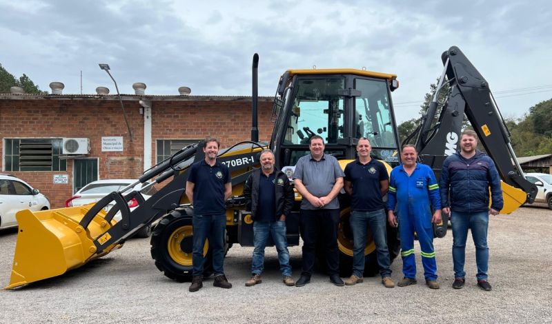 Foto de capa da notícia: Administração Municipal adquire novo equipamento rodoviário para o Parque de Máquinas