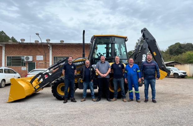Foto de capa da notícia: Administração Municipal adquire novo equipamento rodoviário para o Parque de Máquinas