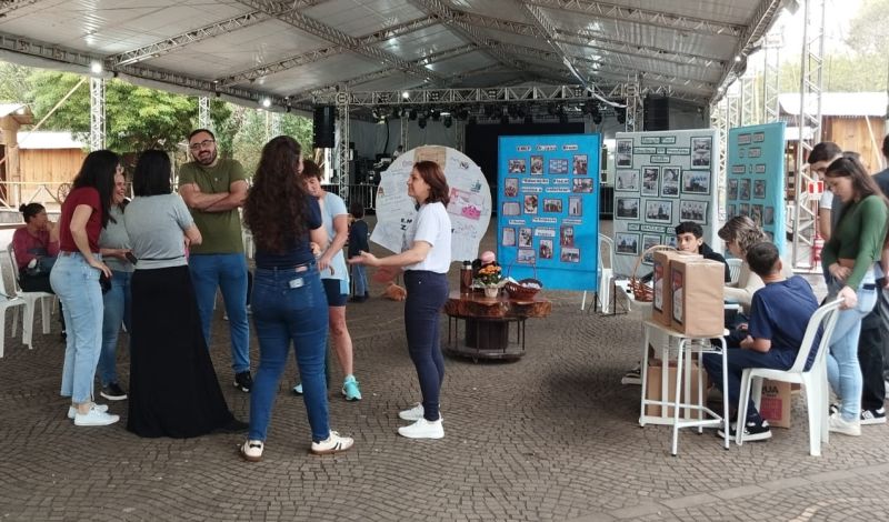 Foto de capa da notícia: Projeto Educação Fiscal entregou certificados a 13 estudantes das escolas municipais em Guaporé