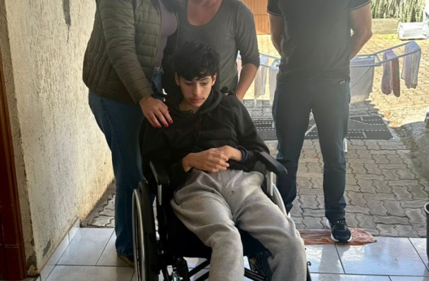 Foto de capa da notícia: Conselho Coordendador de Entidades - Doação de cadeira leva conforto e esperança a jovem de Guaporé