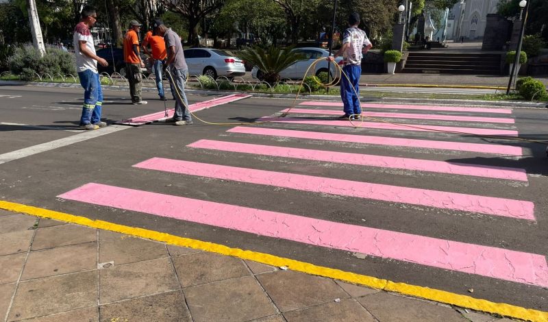 Foto de capa da notícia: Conscientização -  Guaporé se colore com a cor do momento: o rosa