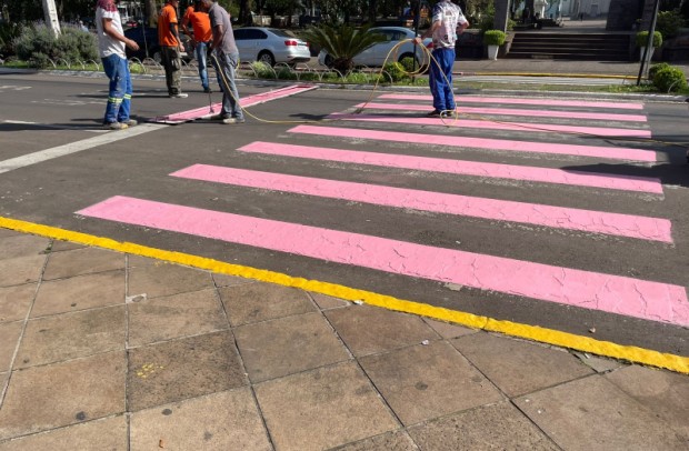 Foto de capa da notícia: Conscientização -  Guaporé se colore com a cor do momento: o rosa