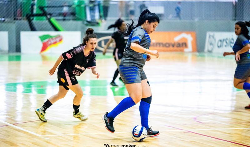 Foto de capa da notícia: ​​​​​​​Quatro equipes em busca do título do Campeonato Municipal de Futsal Feminino