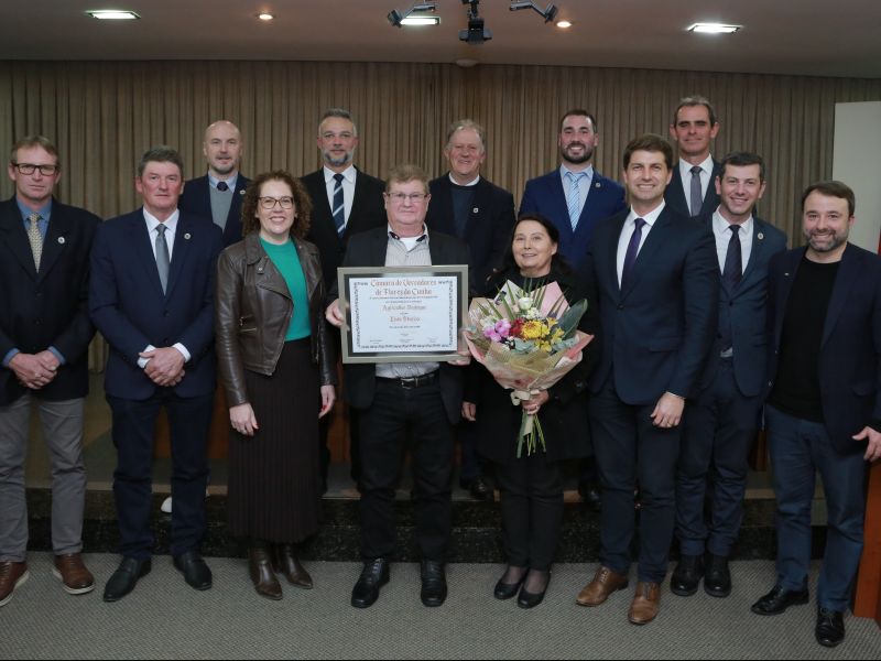 Foto de capa da notícia Câmara de Vereadores homenageia Enio Stocco com o Certificado Agricultor Destaque 2025