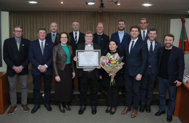 Foto de capa da notícia: Câmara de Vereadores homenageia Enio Stocco com o Certificado Agricultor Destaque 2025