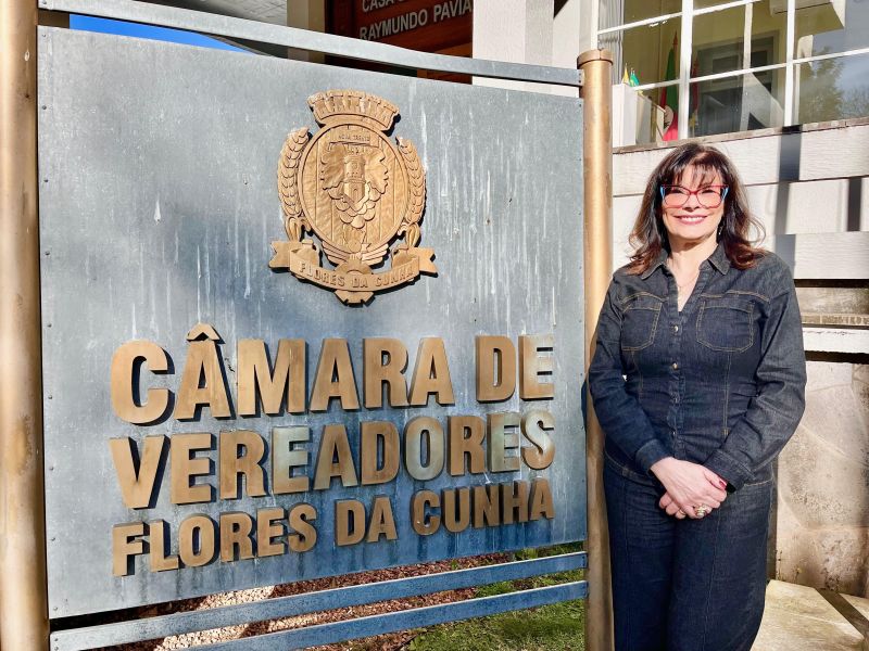 Foto de capa da notícia Luizzão se licencia da Câmara e Jaqueline Zanella assume temporariamente mandato em Flores da Cunha 
