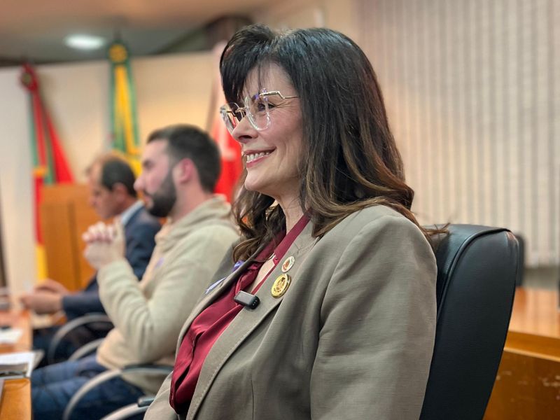 Foto de capa da notícia Jaqueline Zanella toma posse como vereadora na Câmara de Flores da Cunha