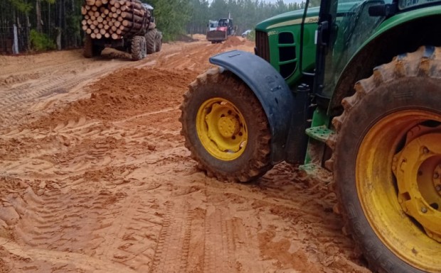 Foto de capa da notícia: Trecho entre Beco do Rincão e Capivaras recebe o serviço de nivelamento de solo