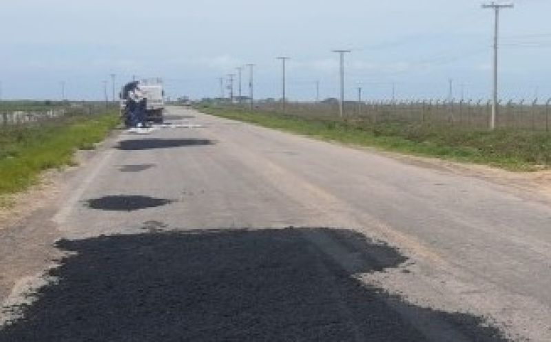 Foto de capa da notícia: SMOU aguarda chegada de material para realizar manutenção no trecho asfáltico da estrada da Praia do Mar Grosso à Barra