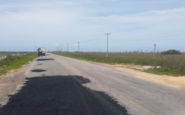 Foto de capa da notícia: SMOU aguarda chegada de material para realizar manutenção no trecho asfáltico da estrada da Praia do Mar Grosso à Barra