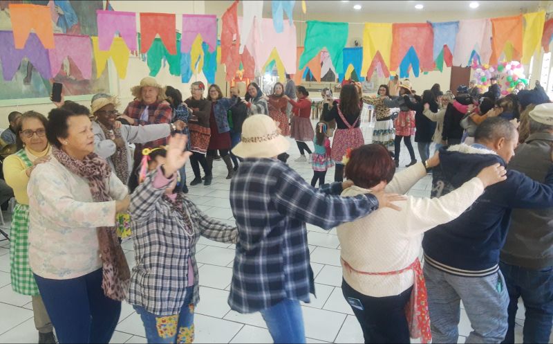 Foto de capa da notícia: Festa Julina reúne idosos e comunidade em tarde animada no salão paroquial