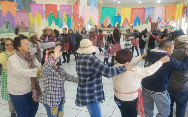 Foto de capa da notícia: Festa Julina reúne idosos e comunidade em tarde animada no salão paroquial