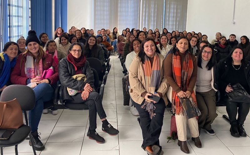 Foto de capa da notícia: Formação continuada reúne mais de 70 monitores de inclusão da rede municipal de ensino
