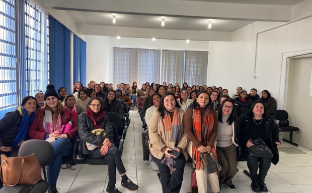 Foto de capa da notícia: Formação continuada reúne mais de 70 monitores de inclusão da rede municipal de ensino