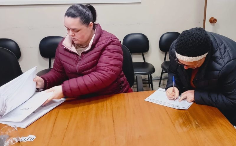 Foto de capa da notícia: Prefeitura avança na regularização fundiária e entrega 50 novos documentos