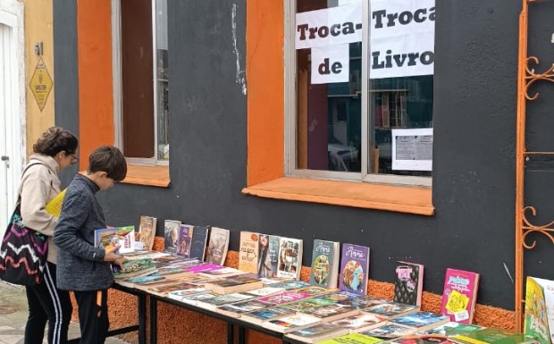 Foto de capa da notícia: Troca-Troca de Livros movimenta Biblioteca Pública Delfina da Cunha com grande participação de leitores