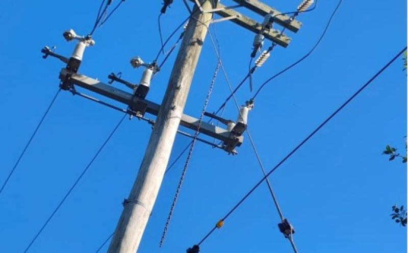 Foto de capa da notícia: Ventos derrubam rede elétrica e furtos de fios agravam escuridão no Interior