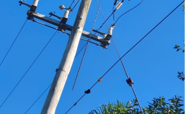 Foto de capa da notícia: Ventos derrubam rede elétrica e furtos de fios agravam escuridão no Interior