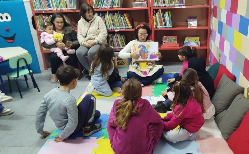 Foto de capa da notícia: Projeto Canto do Conto movimenta a Biblioteca Pública durante o recesso escolar