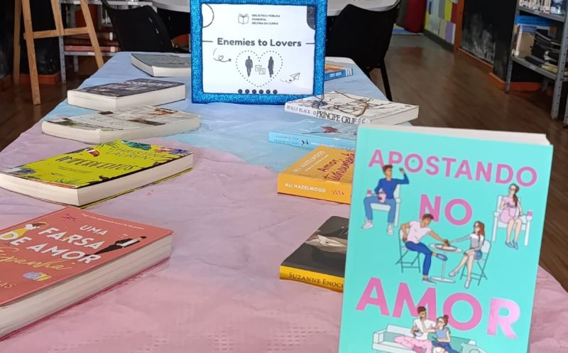 Foto de capa da notícia: Biblioteca Delfina da Cunha promove exposição literária com romances “Enemies to Lovers”