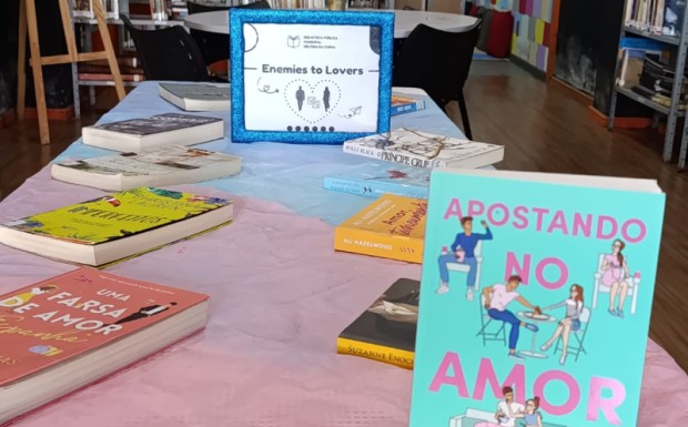 Foto de capa da notícia: Biblioteca Delfina da Cunha promove exposição literária com romances “Enemies to Lovers”