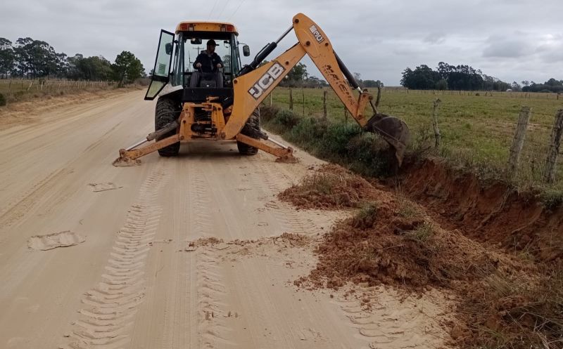 Foto de capa da notícia: SMOU executa limpeza de drenos na estrada da Capela