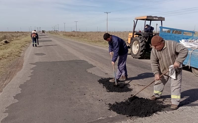 Foto de capa da notícia: Prefeitura executa manutenção do trecho asfáltico na estrada da Praia do Mar Grosso e Barra