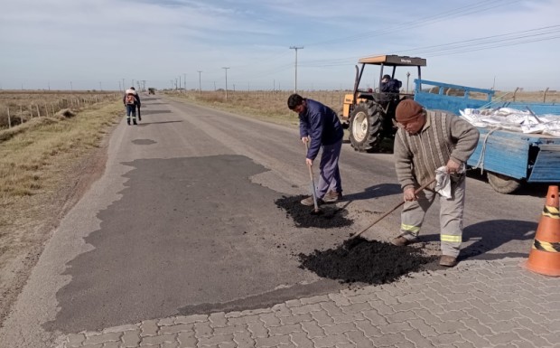Foto de capa da notícia: Prefeitura executa manutenção do trecho asfáltico na estrada da Praia do Mar Grosso e Barra