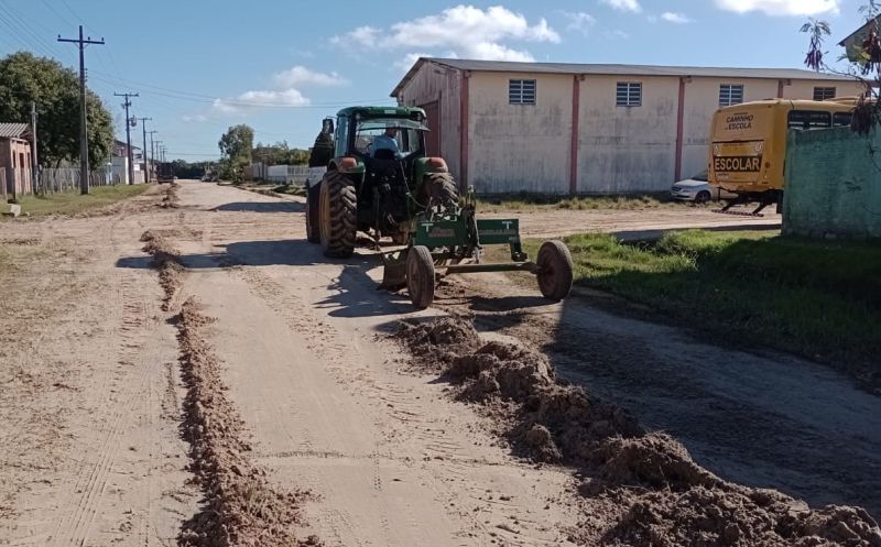 Foto de capa da notícia: Serviço de nivelamento de solo é realizado em Bujuru