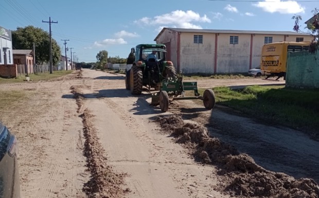 Foto de capa da notícia: Serviço de nivelamento de solo é realizado em Bujuru