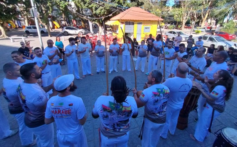 Foto de capa da notícia: Aulão Solidário de Capoeira une cultura, esporte e solidariedade
