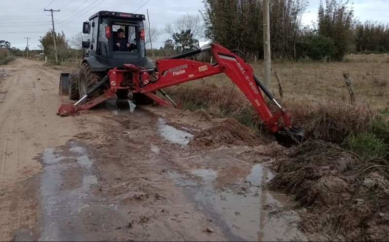 Foto de capa da notícia: SMOU executa limpeza de dreno na estrada do São Caetano