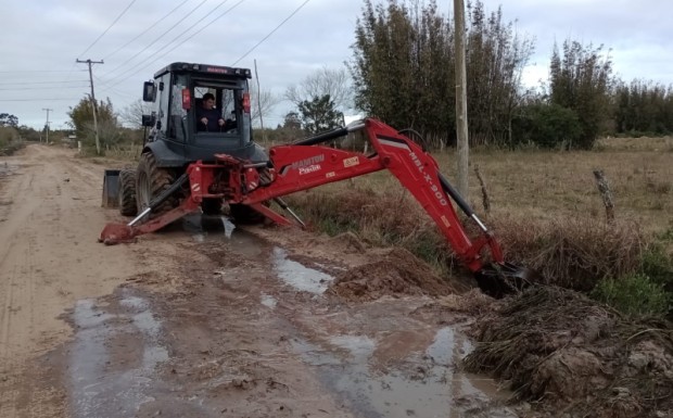 Foto de capa da notícia: SMOU executa limpeza de dreno na estrada de São Caetano