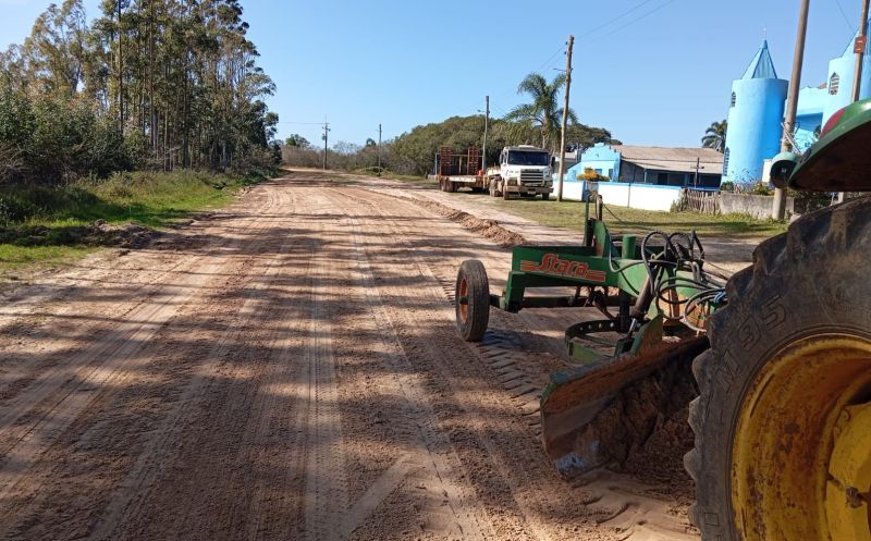 Foto de capa da notícia: Nivelamento de solo é realizado na estrada do Divisa