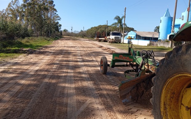 Foto de capa da notícia: Nivelamento de solo é realizado na estrada do Divisa