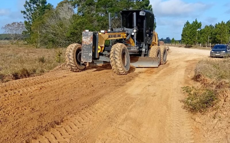 Foto de capa da notícia: Estrada das Capivaras recebe recuperação de bueiro e nivelamento de solo
