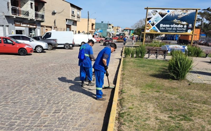 Foto de capa da notícia: SMOU realiza limpeza urbana na Rua Edgardo Pereira Velho