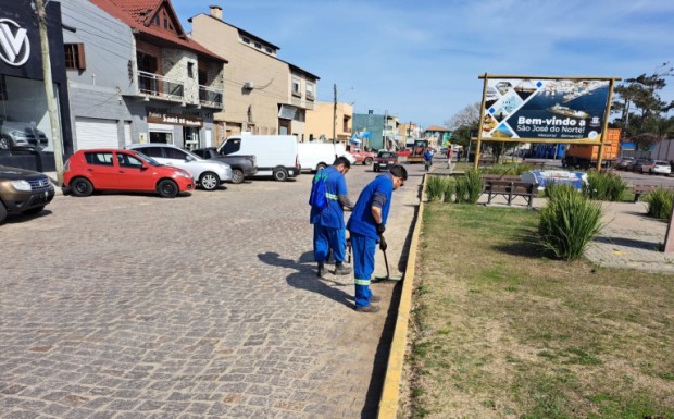 Foto de capa da notícia: SMOU realiza limpeza urbana na Rua Edgardo Pereira Velho