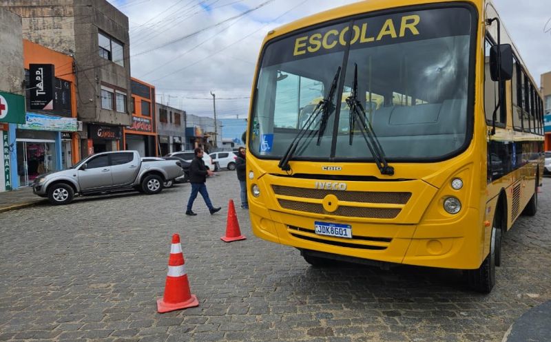 Foto de capa da notícia: Prefeitura adquire dois novos ônibus para a Frota de Transporte Escolar