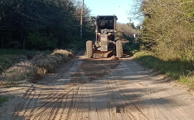 Foto de capa da notícia: Serviço de nivelamento de solo é realizado na estrada velha do São Caetano