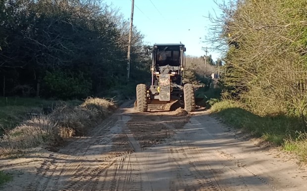 Foto de capa da notícia: Serviço de nivelamento de solo é realizado na estrada velha do São Caetano